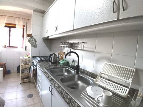 Apartamento T3 Duplex c/aquecimento central,2 Wc(s),varandas, duas marquises e garagem fechada.