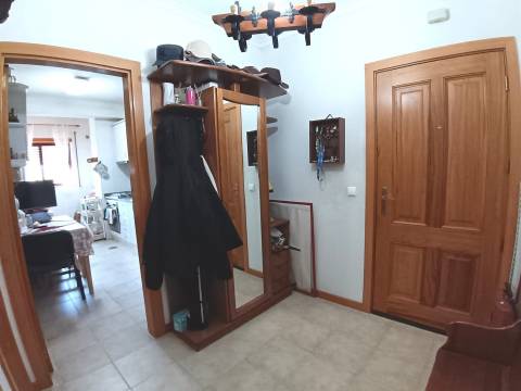 Apartamento T3 Duplex c/aquecimento central,2 Wc(s),varandas, duas marquises e garagem fechada.