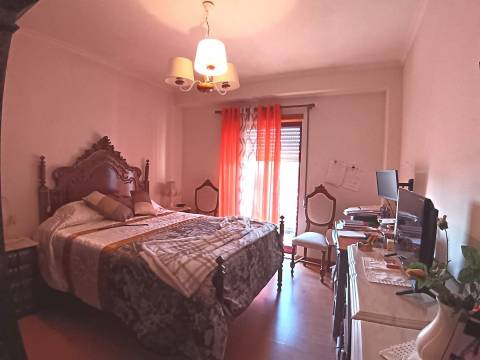 Apartamento T3 Duplex c/aquecimento central,2 Wc(s),varandas, duas marquises e garagem fechada.