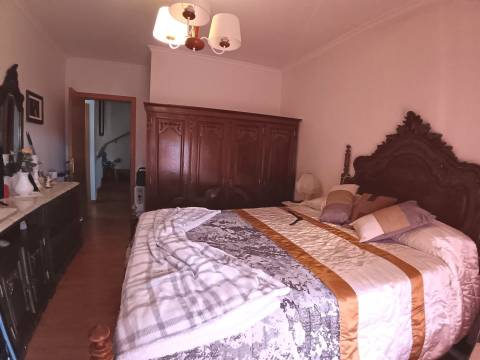 Apartamento T3 Duplex c/aquecimento central,2 Wc(s),varandas, duas marquises e garagem fechada.