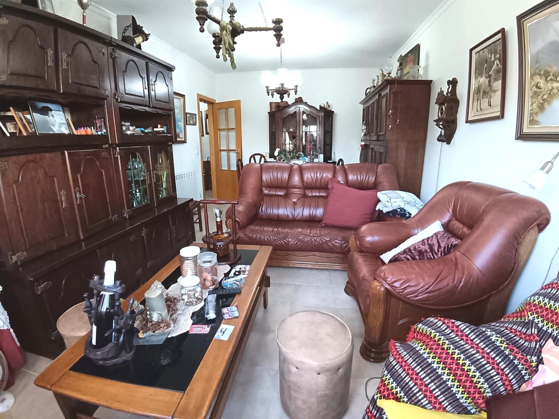 Apartamento T3 Duplex c/aquecimento central,2 Wc(s),varandas, duas marquises e garagem fechada.