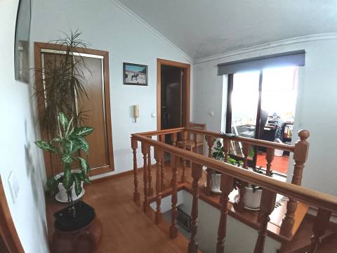 Apartamento T3 Duplex c/aquecimento central,2 Wc(s),varandas, duas marquises e garagem fechada.