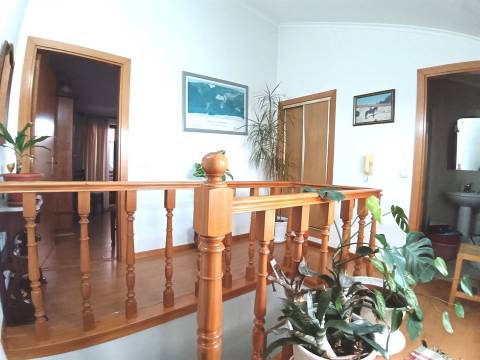 Apartamento T3 Duplex c/aquecimento central,2 Wc(s),varandas, duas marquises e garagem fechada.