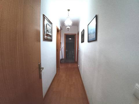 Apartamento T3 Duplex c/aquecimento central,2 Wc(s),varandas, duas marquises e garagem fechada.