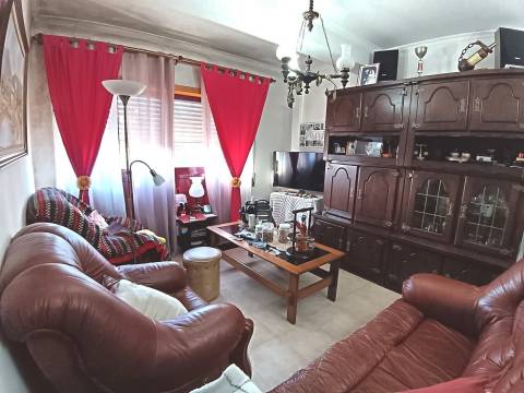 Apartamento T3 Duplex c/aquecimento central,2 Wc(s),varandas, duas marquises e garagem fechada.