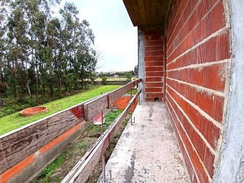 Magnífica moradia T4 em construção, res do chão,1º andar, isolada no Centro de Vagos.