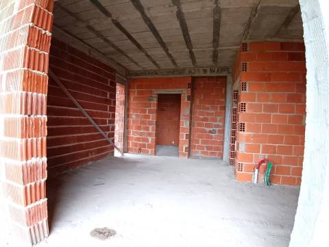 Magnífica moradia T4 em construção, res do chão,1º andar, isolada no Centro de Vagos.