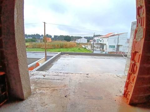 Magnífica moradia T4 em construção, res do chão,1º andar, isolada no Centro de Vagos.