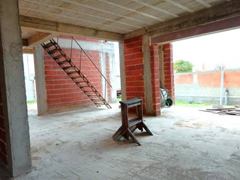 Magnífica moradia T4 em construção, res do chão,1º andar, isolada no Centro de Vagos.