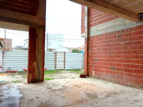 Magnífica moradia T4 em construção, res do chão,1º andar, isolada no Centro de Vagos.