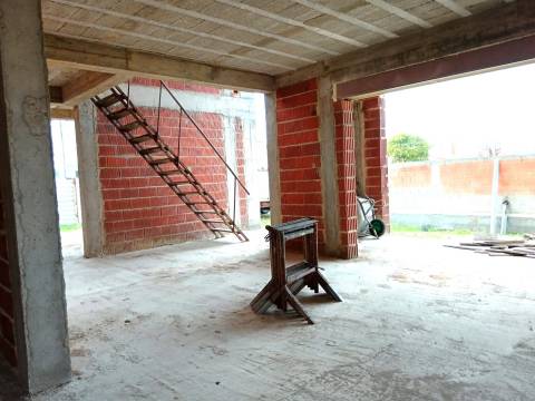 Magnífica moradia T4 em construção, res do chão,1º andar, isolada no Centro de Vagos.