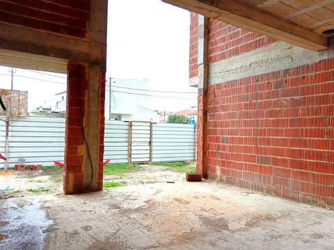 Magnífica moradia T4 em construção, res do chão,1º andar, isolada no Centro de Vagos.