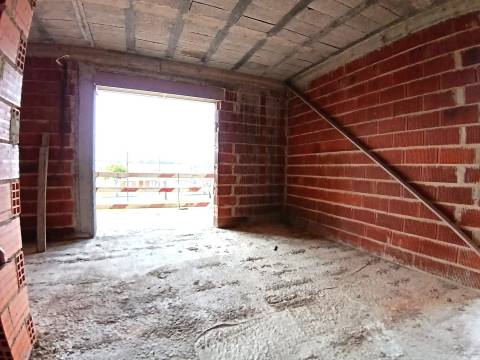 Magnífica moradia T4 em construção, res do chão,1º andar, isolada no Centro de Vagos.