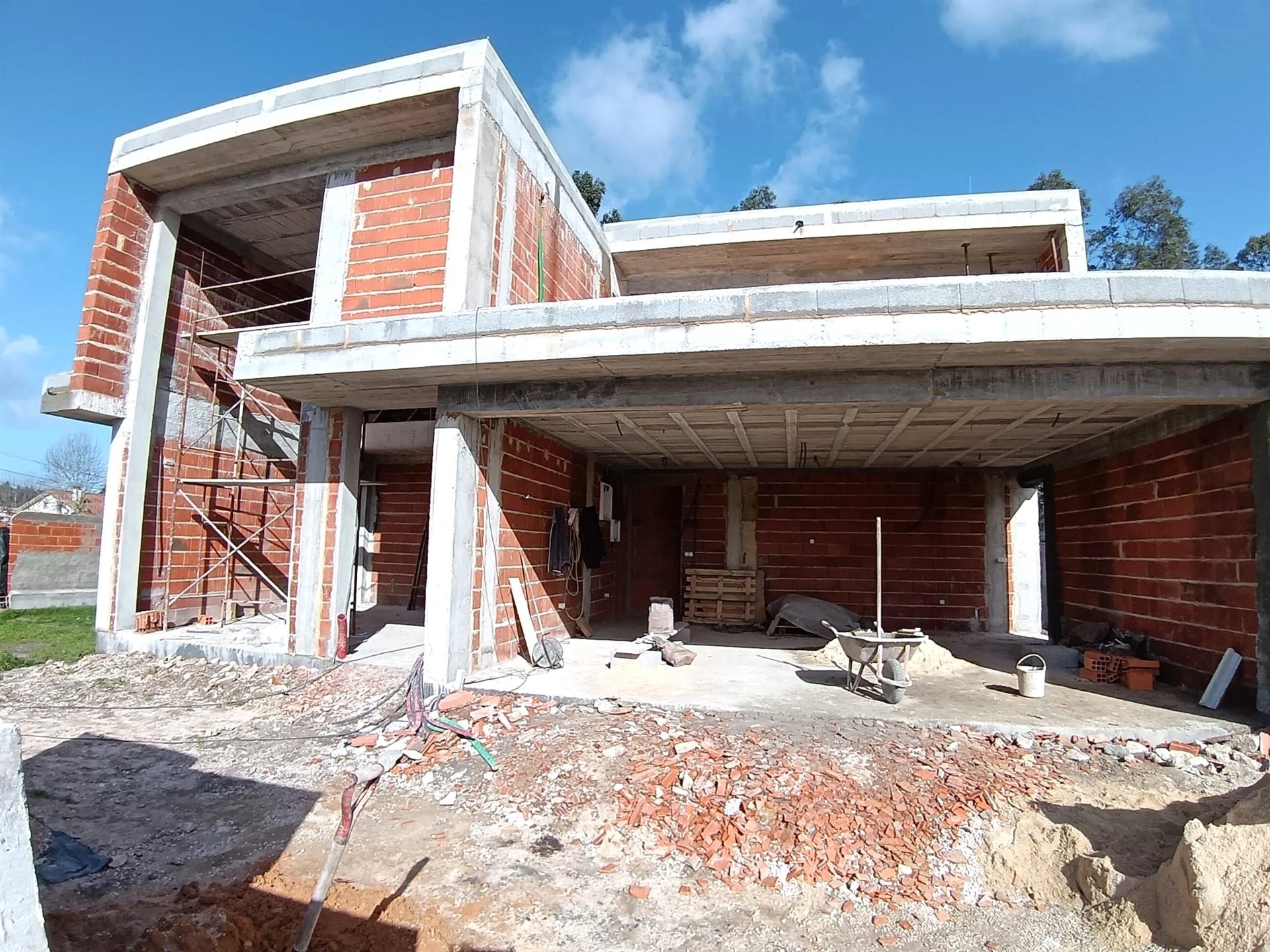 Magnífica moradia T4 em construção, res do chão,1º andar, isolada no Centro de Vagos.