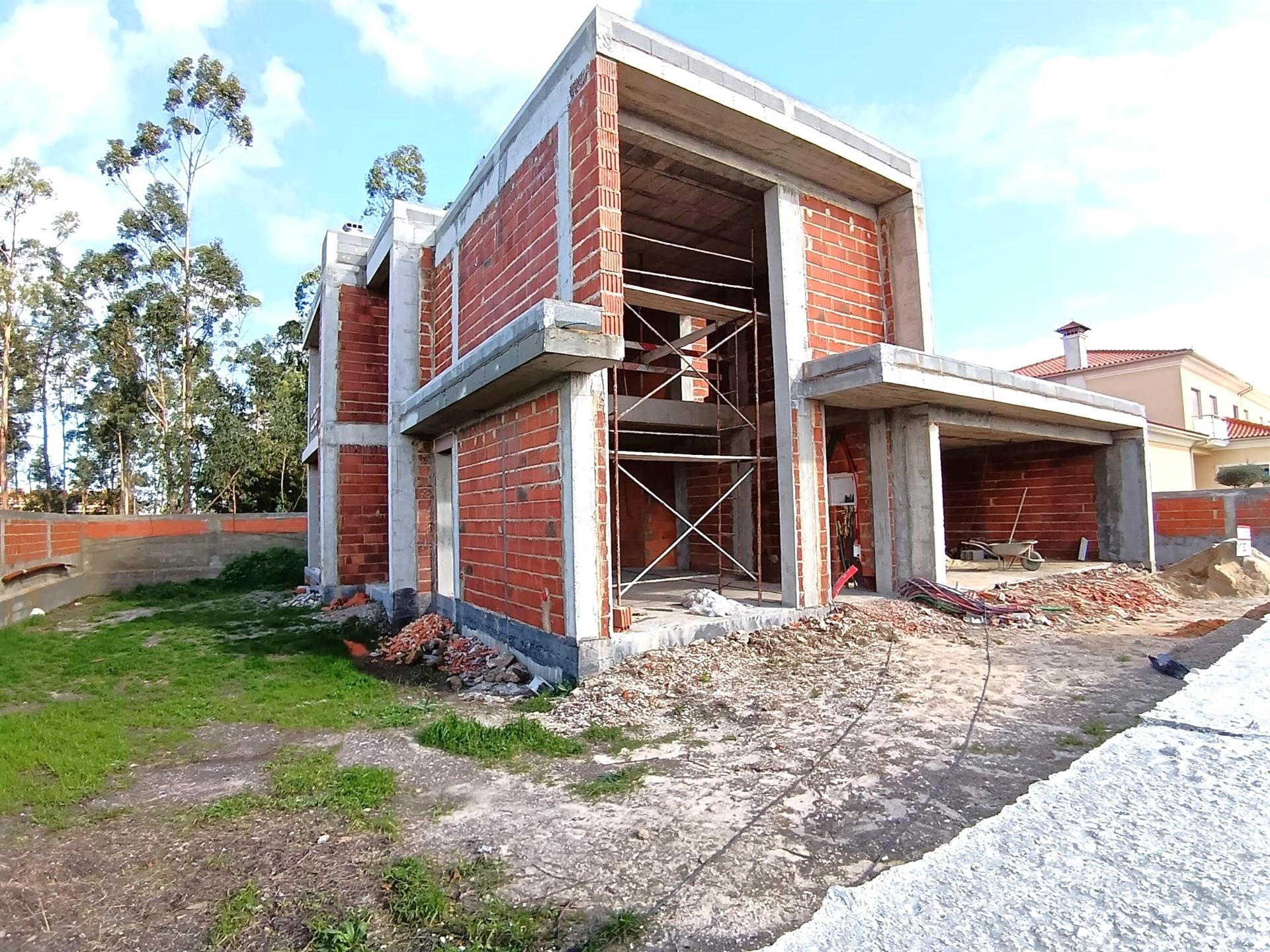 Magnífica moradia T4 em construção, res do chão,1º andar, isolada no Centro de Vagos.