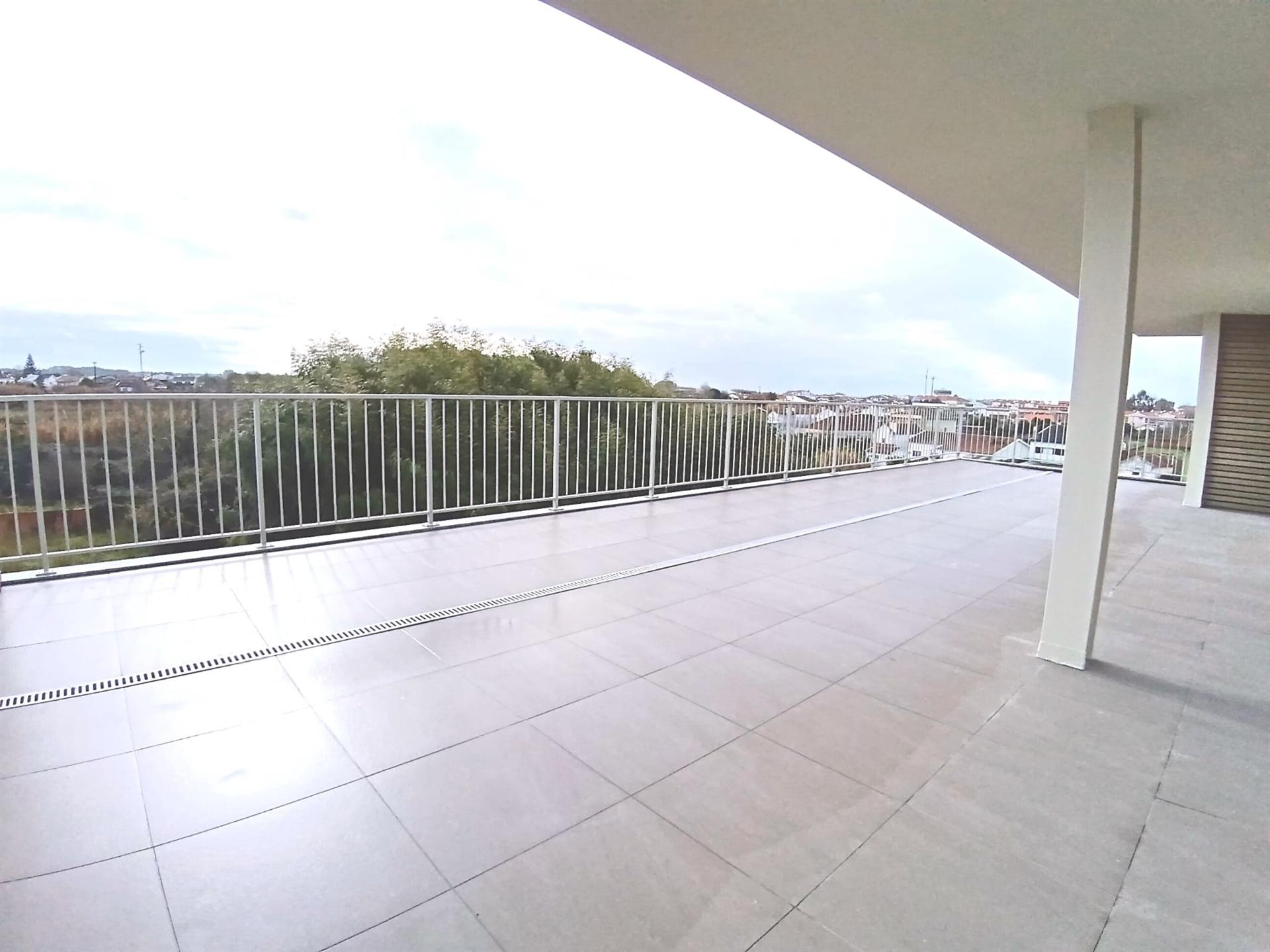 Apartamento de T3 Duplex, Novo, com uns terraços magníficos, em Ilhavo.