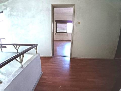 Moradia Unifamiliar T4, rés do chão e 1º andar com pátio e quintal em Calvão.