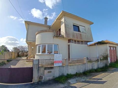 Moradia Unifamiliar T4, rés do chão e 1º andar com pátio e quintal em Calvão.