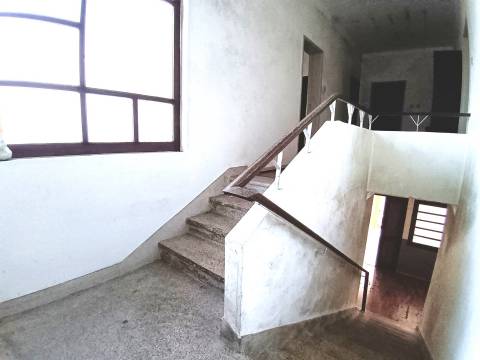 Moradia Unifamiliar T4, rés do chão e 1º andar com pátio e quintal em Calvão.