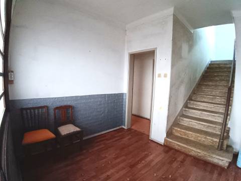 Moradia Unifamiliar T4, rés do chão e 1º andar com pátio e quintal em Calvão.