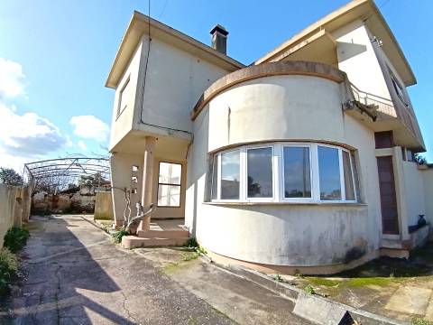 Moradia Unifamiliar T4, rés do chão e 1º andar com pátio e quintal em Calvão.