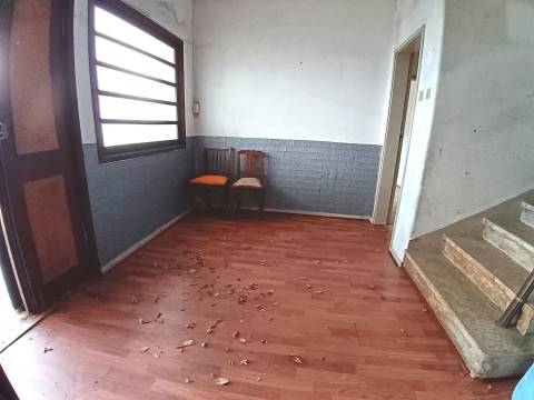 Moradia Unifamiliar T4, rés do chão e 1º andar com pátio e quintal em Calvão.