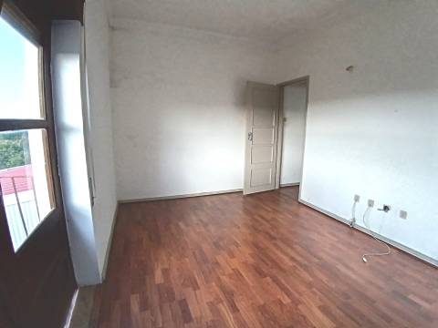 Moradia Unifamiliar T4, rés do chão e 1º andar com pátio e quintal em Calvão.