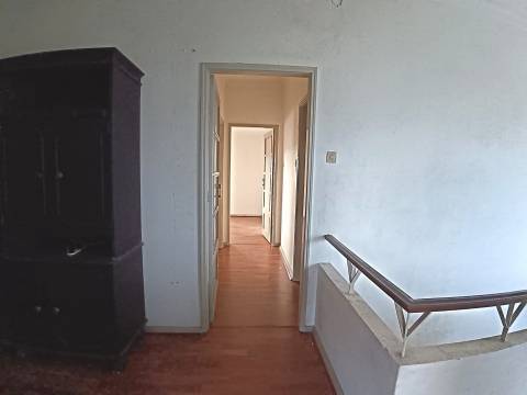 Moradia Unifamiliar T4, rés do chão e 1º andar com pátio e quintal em Calvão.