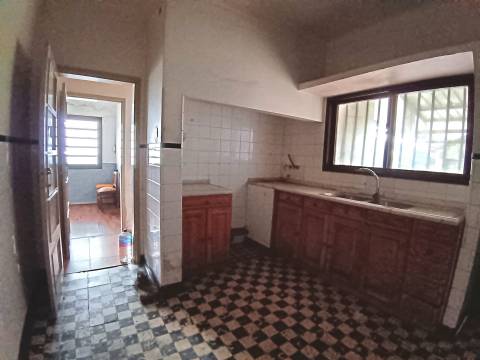 Moradia Unifamiliar T4, rés do chão e 1º andar com pátio e quintal em Calvão.