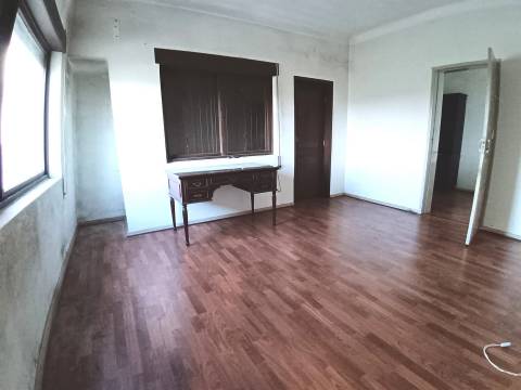 Moradia Unifamiliar T4, rés do chão e 1º andar com pátio e quintal em Calvão.