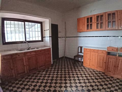 Moradia Unifamiliar T4, rés do chão e 1º andar com pátio e quintal em Calvão.