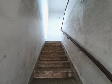 Moradia Unifamiliar T4, rés do chão e 1º andar com pátio e quintal em Calvão.