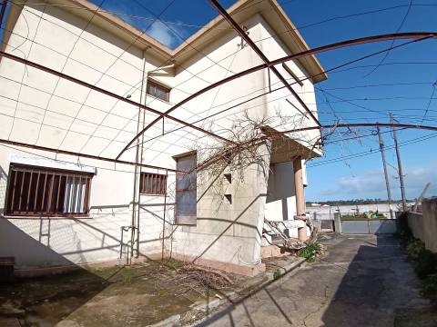 Moradia Unifamiliar T4, rés do chão e 1º andar com pátio e quintal em Calvão.