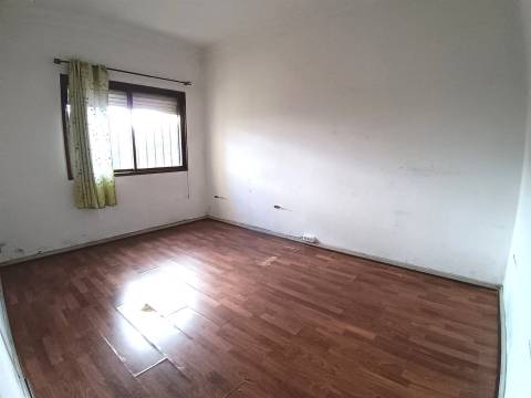 Moradia Unifamiliar T4, rés do chão e 1º andar com pátio e quintal em Calvão.