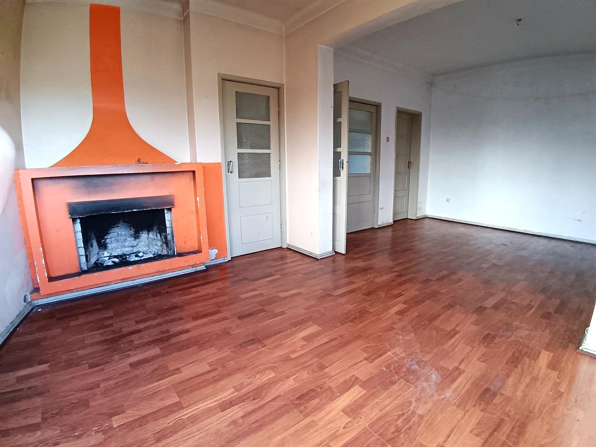 Moradia Unifamiliar T4, rés do chão e 1º andar com pátio e quintal em Calvão.