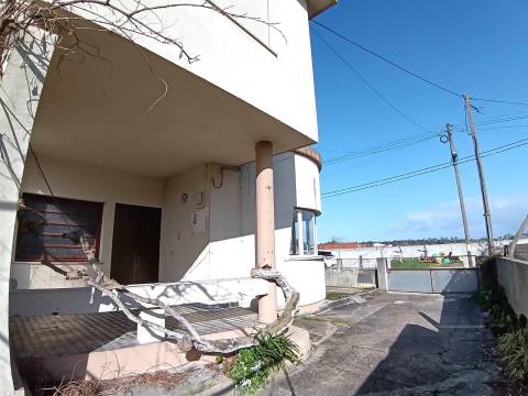 Moradia Unifamiliar T4, rés do chão e 1º andar com pátio e quintal em Calvão.