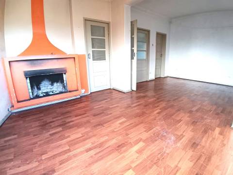 Moradia Unifamiliar T4, rés do chão e 1º andar com pátio e quintal em Calvão.