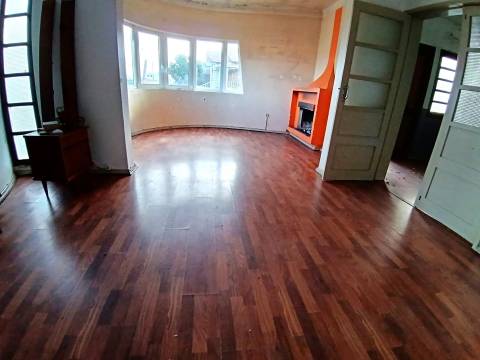 Moradia Unifamiliar T4, rés do chão e 1º andar com pátio e quintal em Calvão.