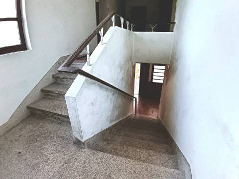 Moradia Unifamiliar T4, rés do chão e 1º andar com pátio e quintal em Calvão.