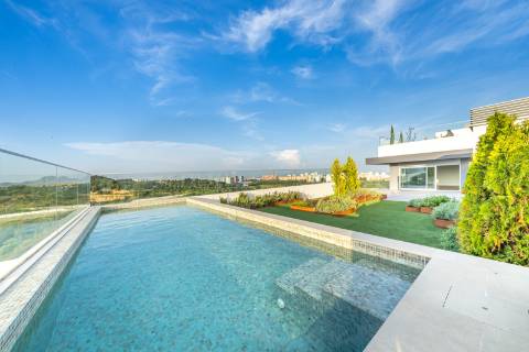 Penthouse 4 quartos de luxo com terraço e piscina privativa