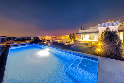 Penthouse 4 quartos de luxo com terraço e piscina privativa