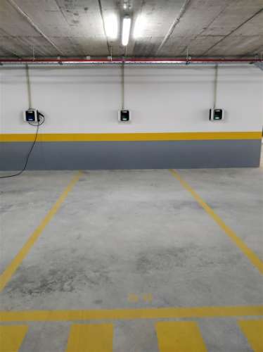 Lugar de estacionamento com carregamento eléctrico