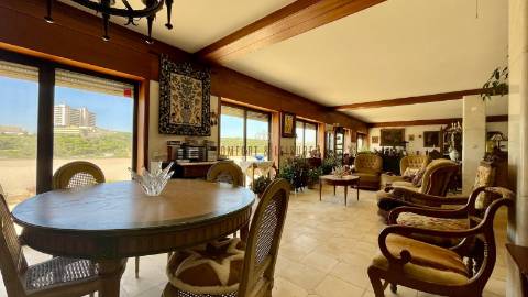 Penthouse triplex com 7 quartos e piscina na Praia de Porto Novo, Torres Vedras