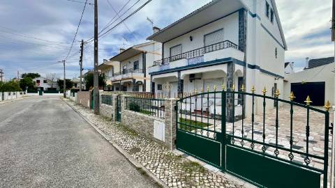 Moradia com 3 quartos, 2 wc e garagem em Alenquer