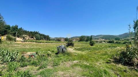 Terreno para construção localizado na Aldeia Grande, Maxial
