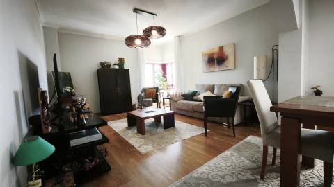 Apartamento com 4 quartos, 2 wc, parqueamento e arrecadação na Ramada, Odivelas