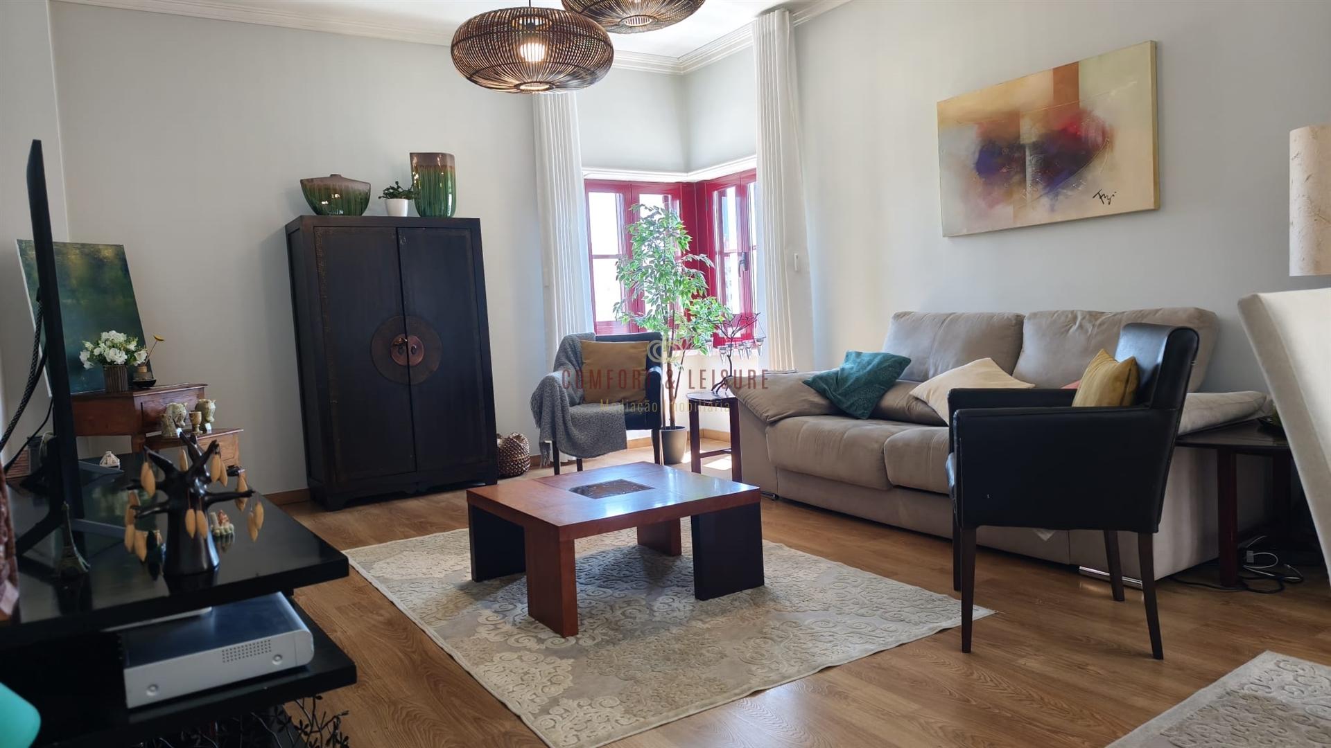 Apartamento com 4 quartos, 2 wc, parqueamento e arrecadação na Ramada, Odivelas