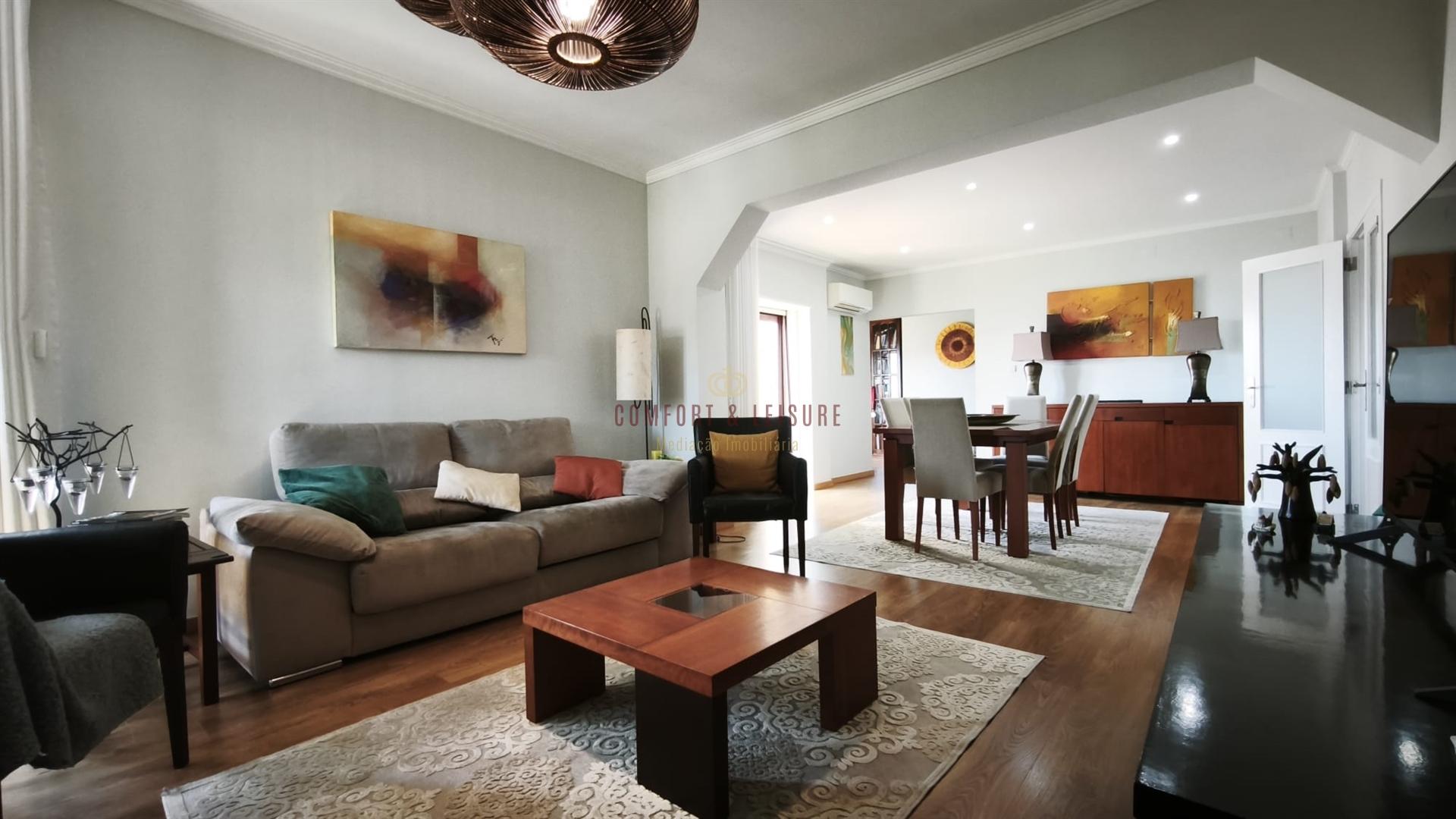 Apartamento com 4 quartos, 2 wc, parqueamento e arrecadação na Ramada, Odivelas