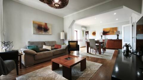 Apartamento com 4 quartos, 2 wc, parqueamento e arrecadação na Ramada, Odivelas