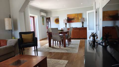 Apartamento com 4 quartos, 2 wc, parqueamento e arrecadação na Ramada, Odivelas
